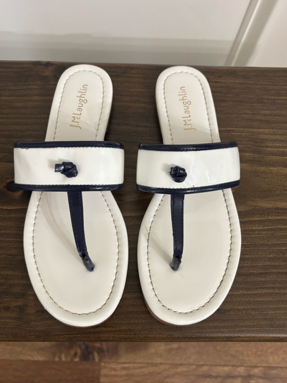 J McLaughlin Leslie White Patent Leather Thong Sandal Navy Blue Trim Size 7.5